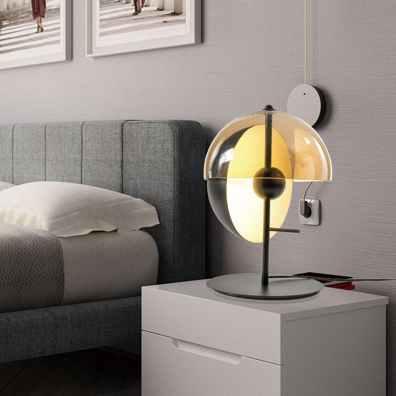 Mẫu đèn để bàn phòng ngủ kết hợp chao kính thuỷ tinh