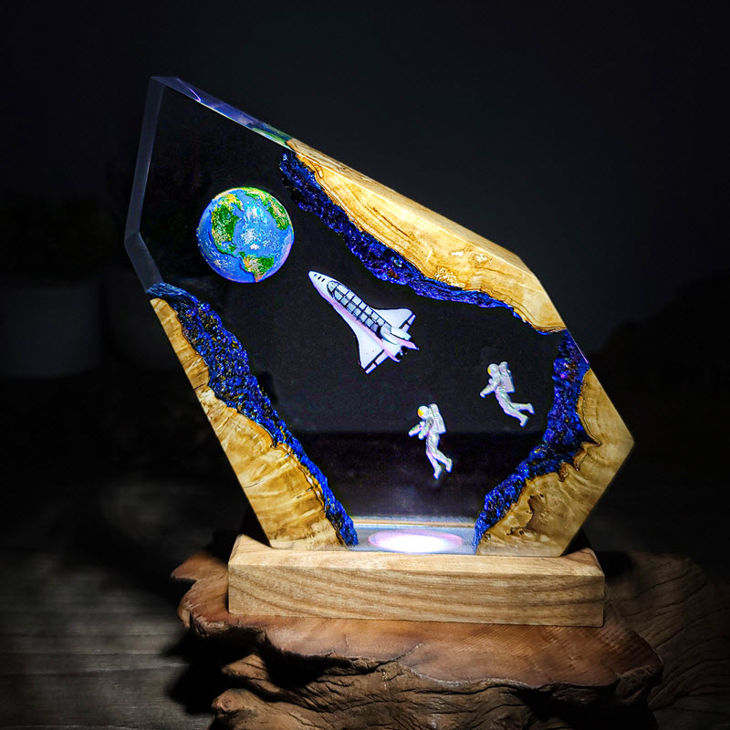 Đèn Epoxy Cao Cấp EPX095 Mô Hình Phi Hành Gia Bay Vào Không Gian